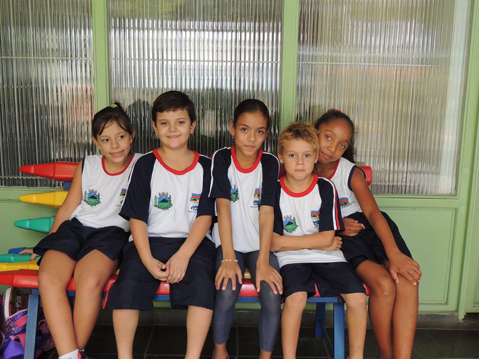 Alunos da Escola Lélia Cecília já com os novos uniformes (Foto: Divulgação)