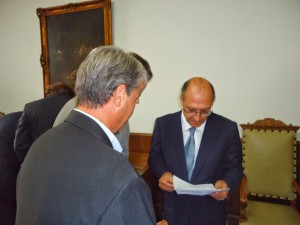 Lollato entrega o documento ao governador (Foto: Divulgação)