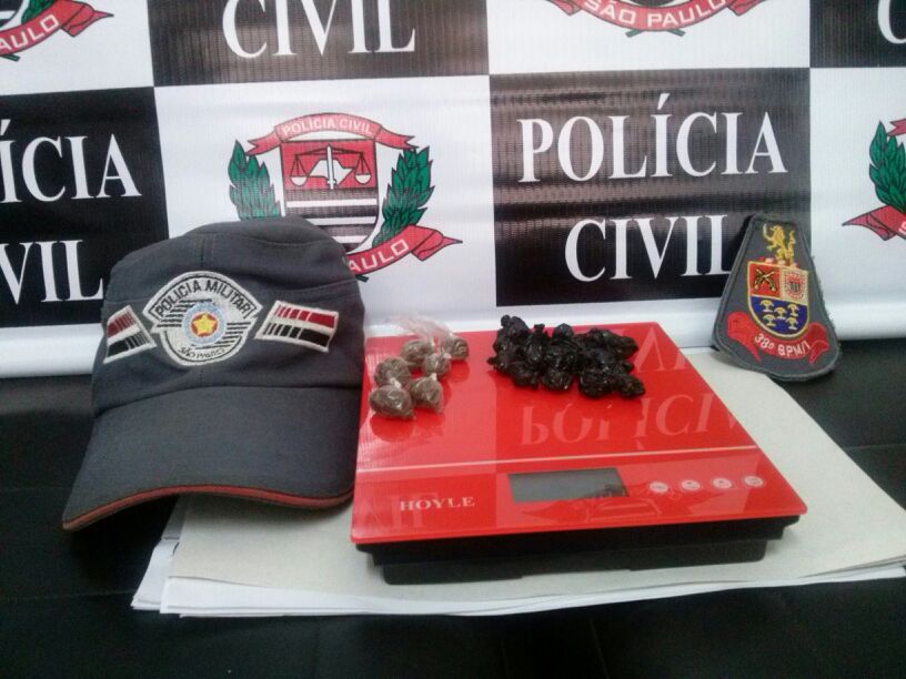 Invólucros de maconha encontrados pela polícia (Foto: RB Na Rede)