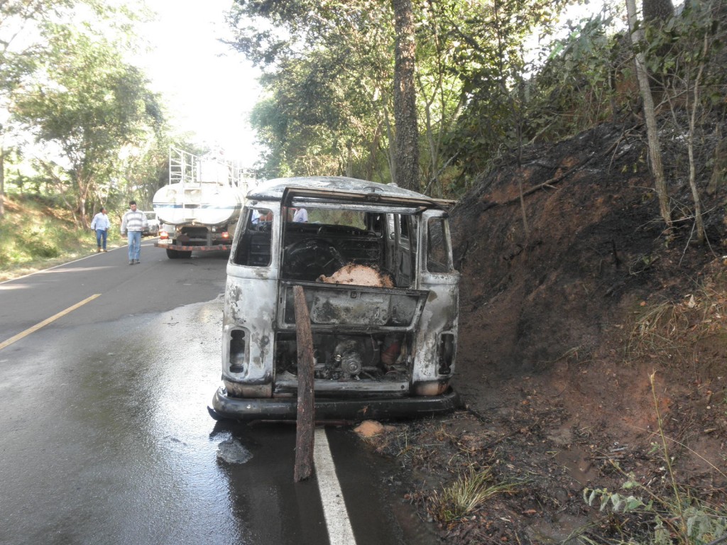 Kombi pega fogo entre Ribeirão Bonito e Guarapiranga (Foto: RB Na Rede)