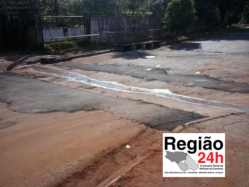 Prefeitura de Ribeirão Bonito conserta buracos em esquina