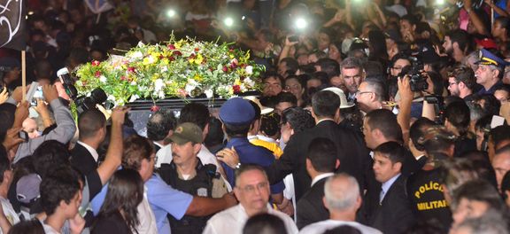 Sob gritos de “guerreiro do povo brasileiro”, corpo de Campos é enterrado
