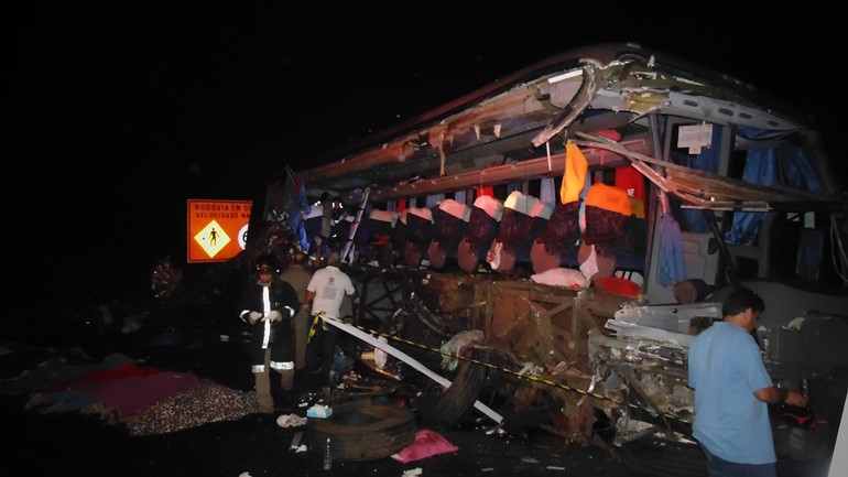 Sobe para 13 numero de mortos em acidente entre Ibitinga e Borborema