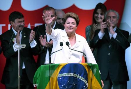 Dilma é reeleita e garante quarto mandato presidencial ao PT