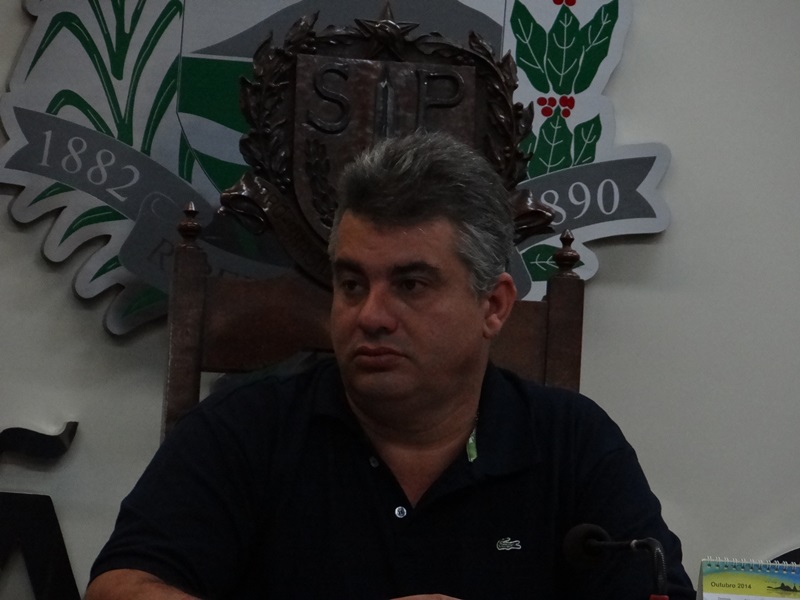 Vereador questiona Prefeitura de Ribeirão Bonito sobre uniformes escolares