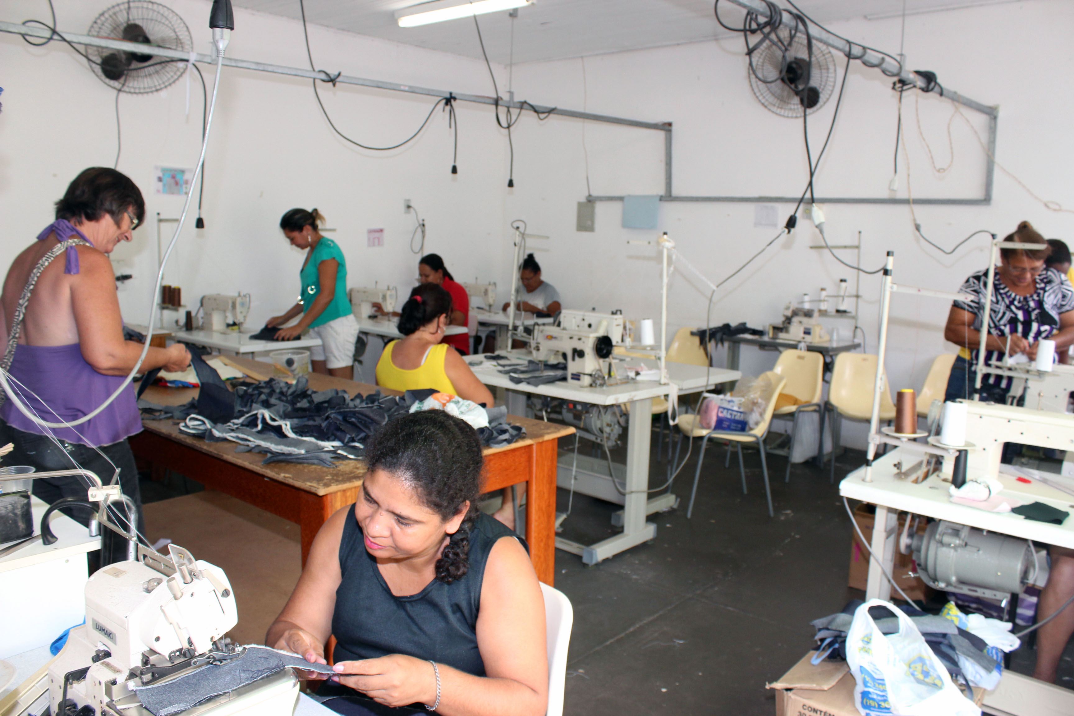 Alunas do curso de Costureira Industrial produzem lençóis para os CIMEIs