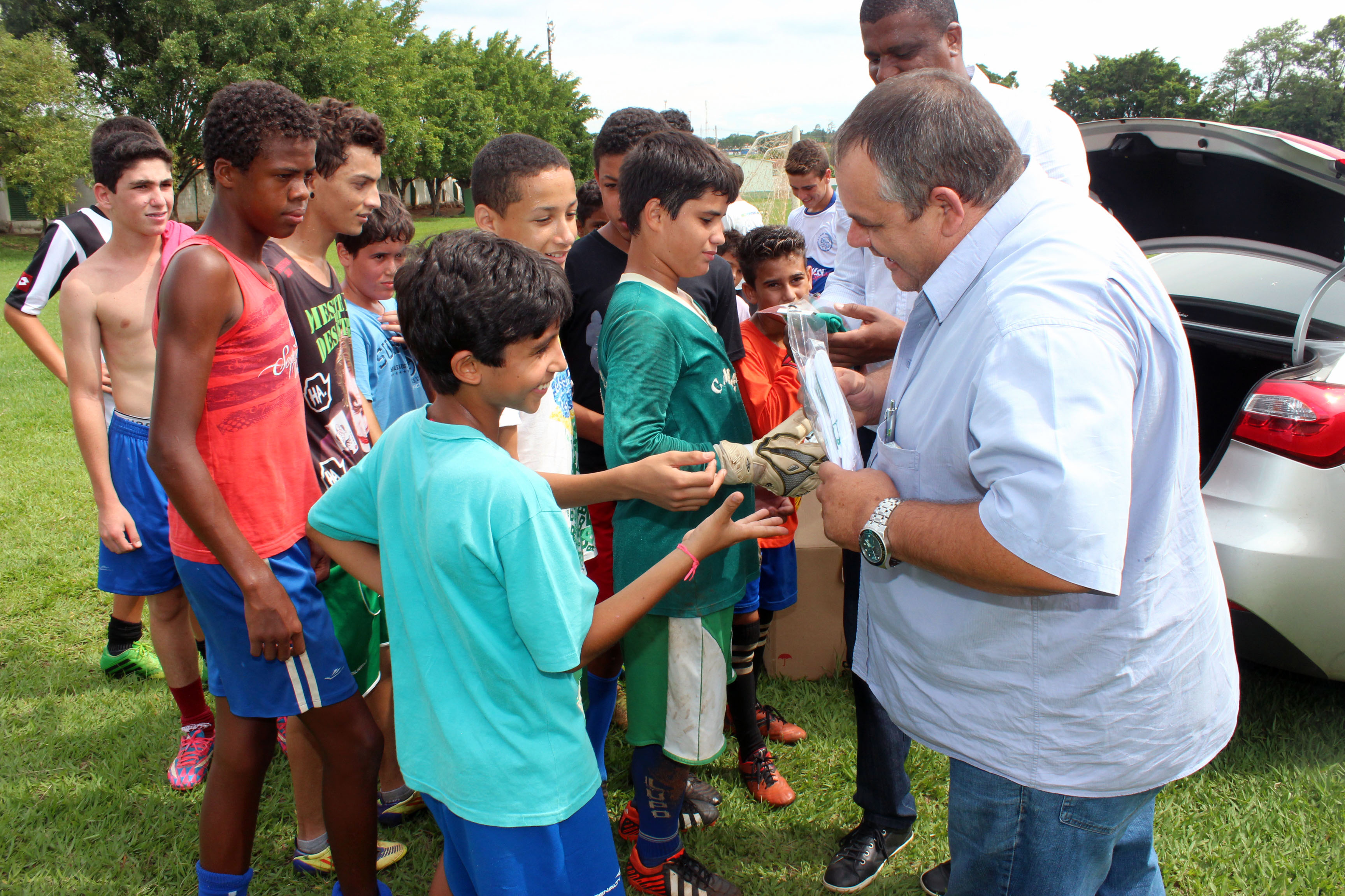 Atletas das escolinhas de futebol de Boa Esperança do Sul recebem doação