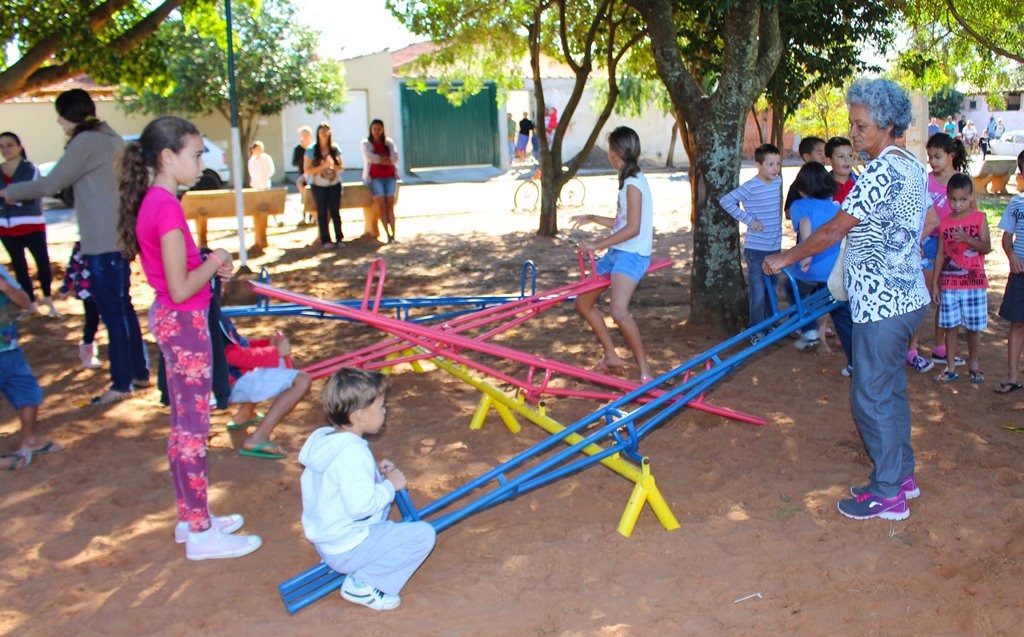 Prefeitura de Dourado inaugura playground na Praça das Casas Populares
