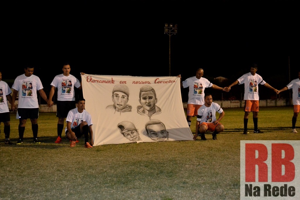 Jovens vítimas de acidente são homenageados em partida de futebol
