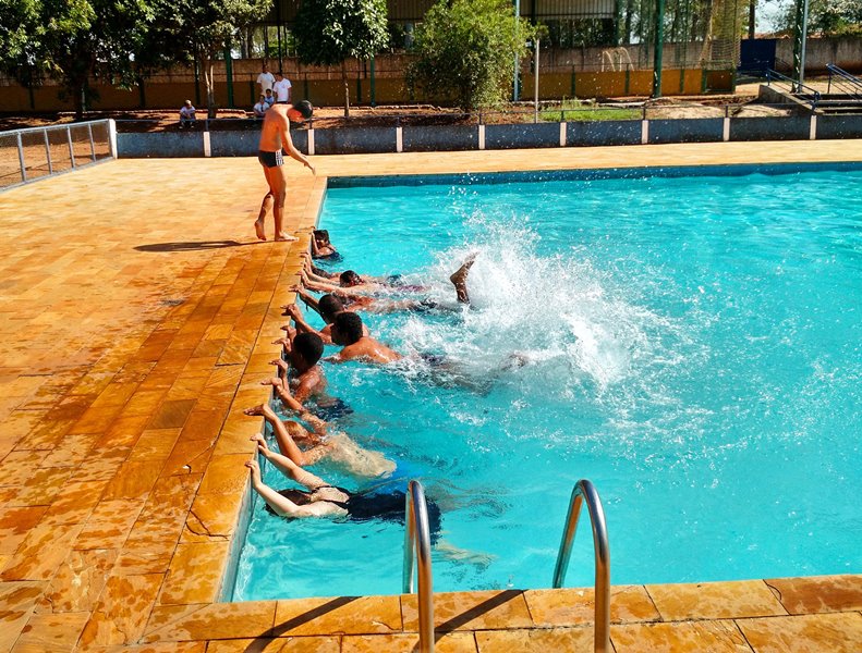 Prefeitura de Dourado oferece aulas gratuitas de natação para alunos da APAE