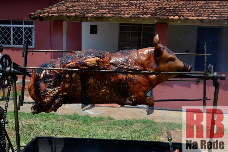 Novo espaço em Ribeirão Bonito é inaugurado com porco no rolete e costela no chão