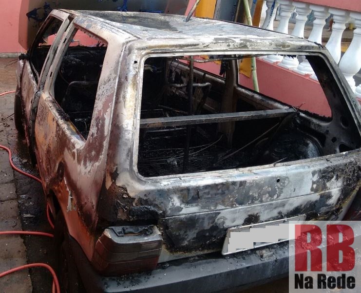 Carro pega fogo e incendeia parte de casa em Ribeirão Bonito