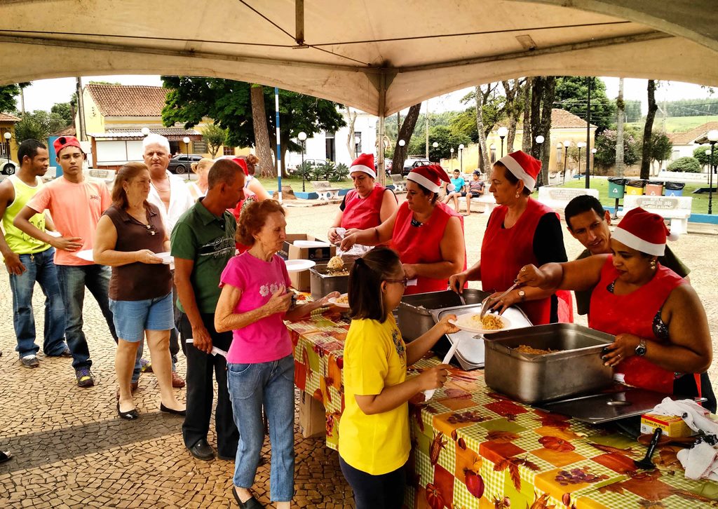 Almoço de Natal reúne centenas de pessoas em Dourado
