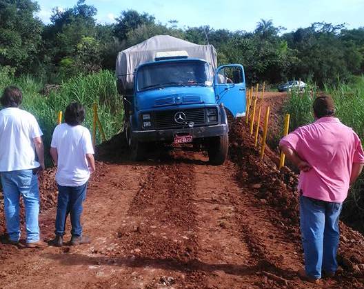 Caminhão fica atolado em desvio feito pela Prefeitura de Ribeirão Bonito