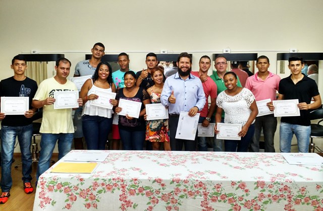 Prefeitura de Dourado entrega certificados a alunos de cursos profissionalizantes