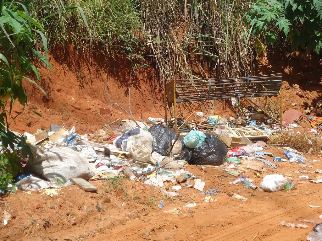 Lixo continua sendo espalhado em Ribeirão Bonito