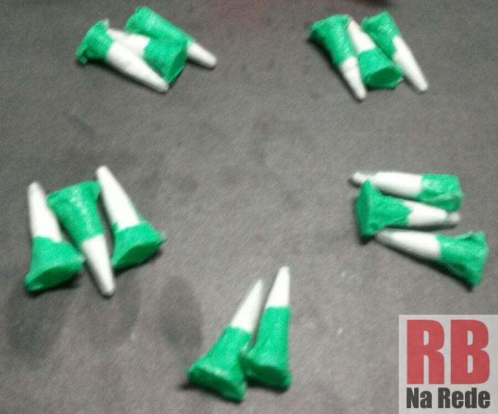 Adolescentes são flagrados com 14 pinos de cocaína em Dourado
