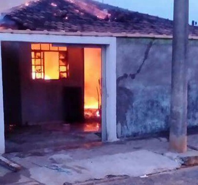Homem põe fogo na casa após brigar com a mulher em Dourado