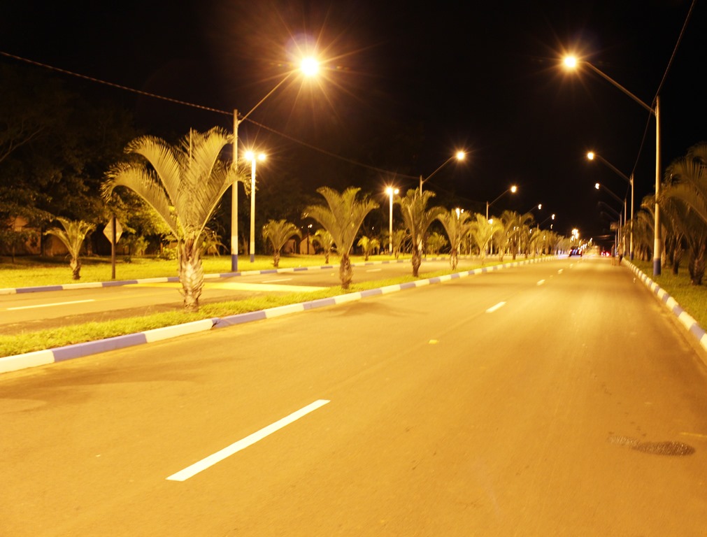 Iluminação de avenida é inaugurada em Dourado