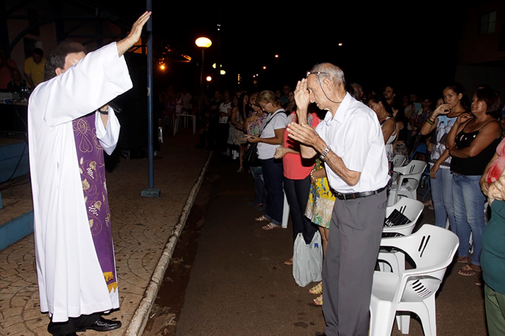 Padre José de Dourado celebra missa das bênçãos em Trabiju