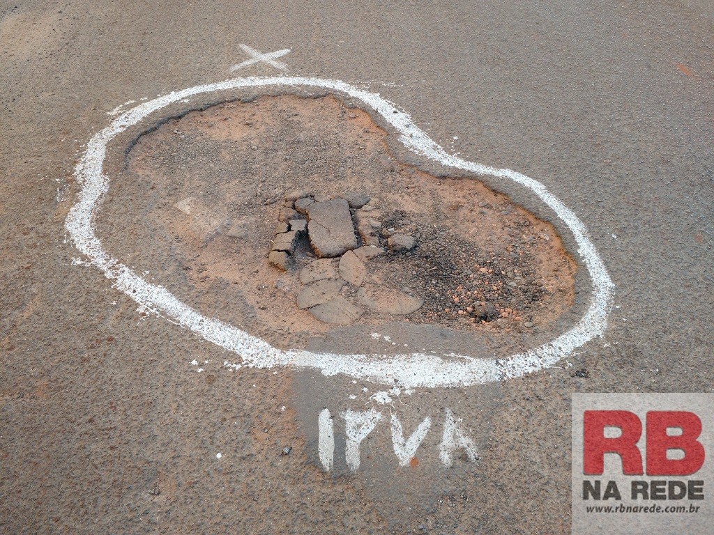 População protesta contra buracos mencionando o IPVA em Ribeirão Bonito