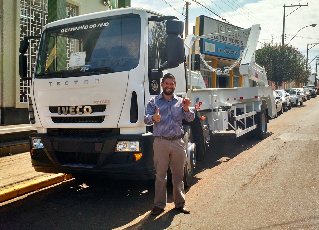 Prefeitura de Dourado adquire caminhão poliguindaste