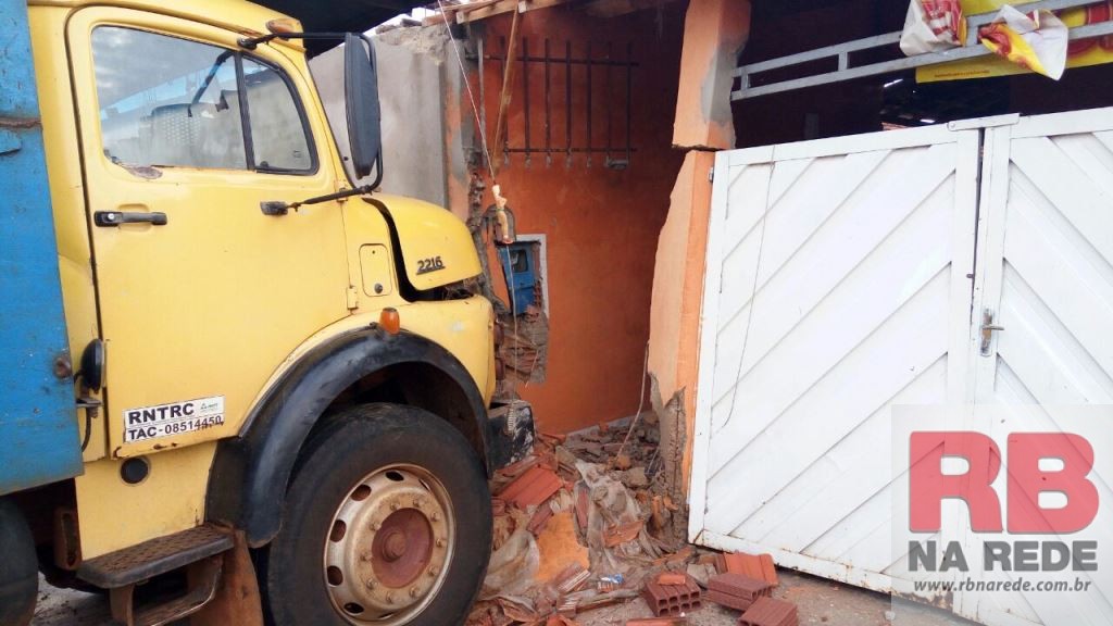 Caminhão atinge duas casas em Guarapiranga