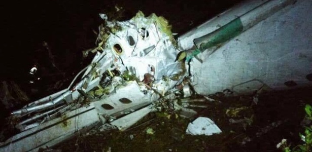 Avião com time da Chapecoense cai na Colômbia e deixa 76 mortos