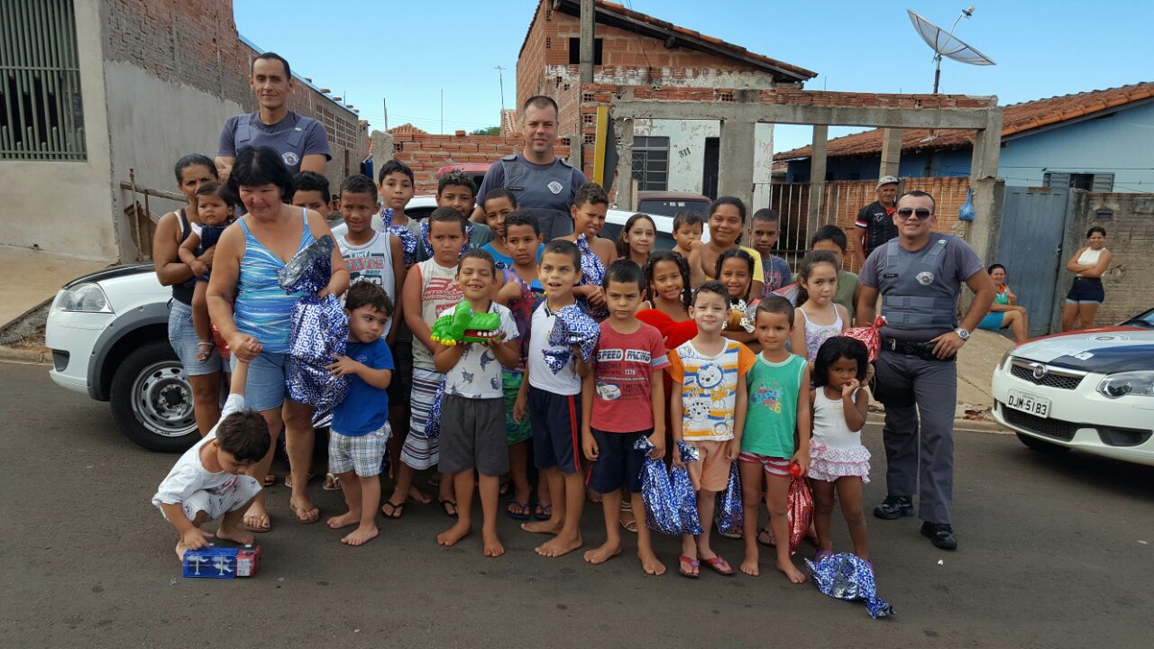 Polícia Militar entrega brinquedos para crianças carentes de Ribeirão Bonito