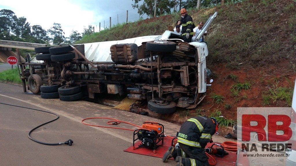 Caminhão tomba e motorista fica preso nas ferragens no trevo de Ribeirão Bonito