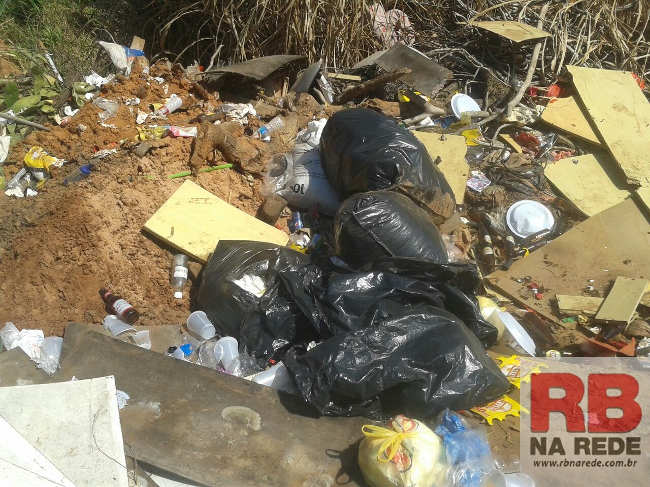 Irresponsabilidade no descarte do lixo em Ribeirão Bonito