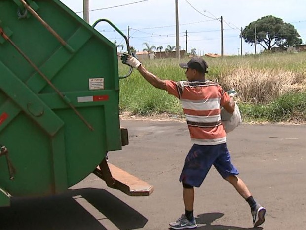 Ribeirão Bonito: Após 1 mês, coletores de lixo cobram salários e equipamentos de segurança