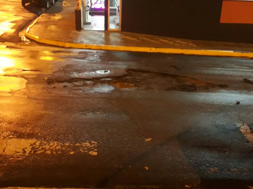 Chuva alaga rua e causa estragos em Ribeirão Bonito
