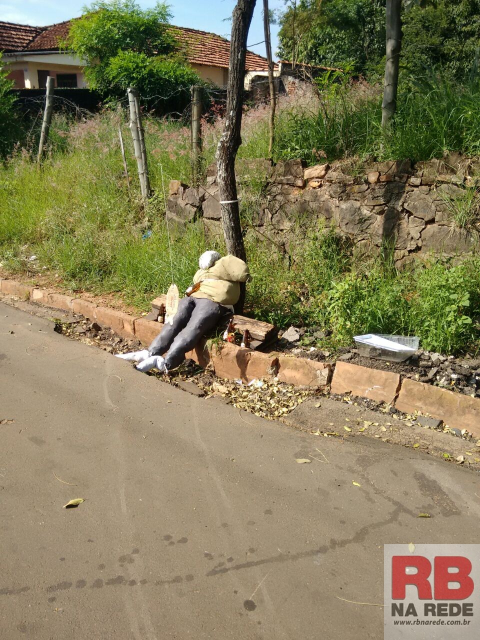 Boneco é colocado ‘pescando’ em rua de Ribeirão Bonito