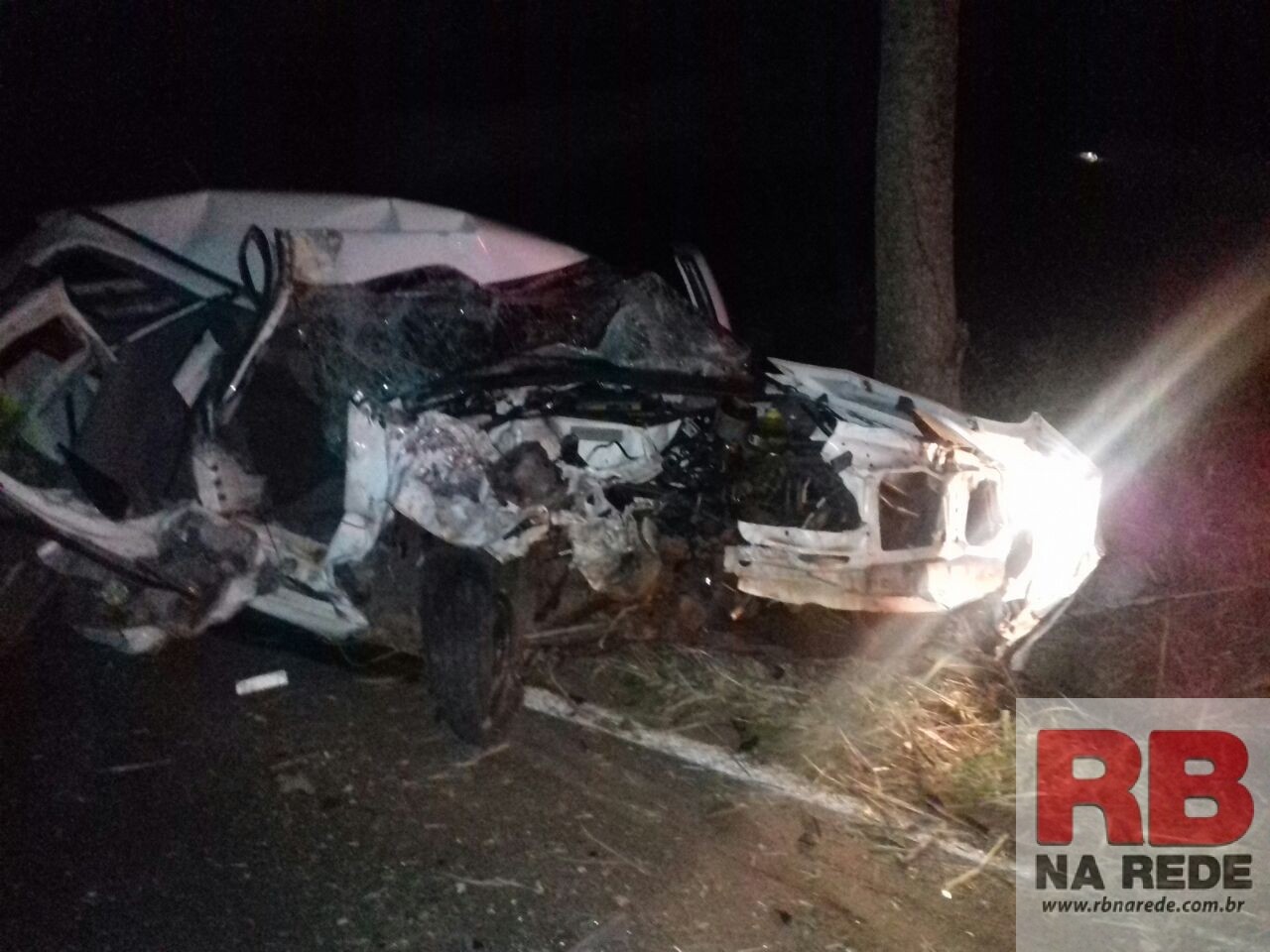 Carro fica destruído após bater em árvore entre Ribeirão Bonito e Guarapiranga