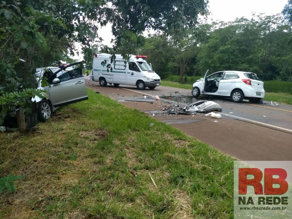 Três pessoas ficam feridas em acidente na SP-215 em Ribeirão Bonito