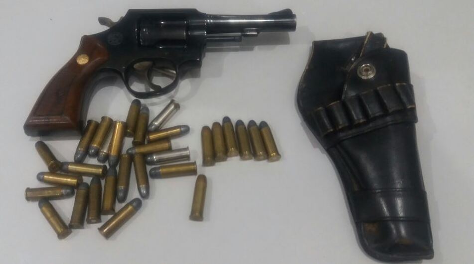 Comerciante é detido com arma de fogo e munições em Ribeirão Bonito