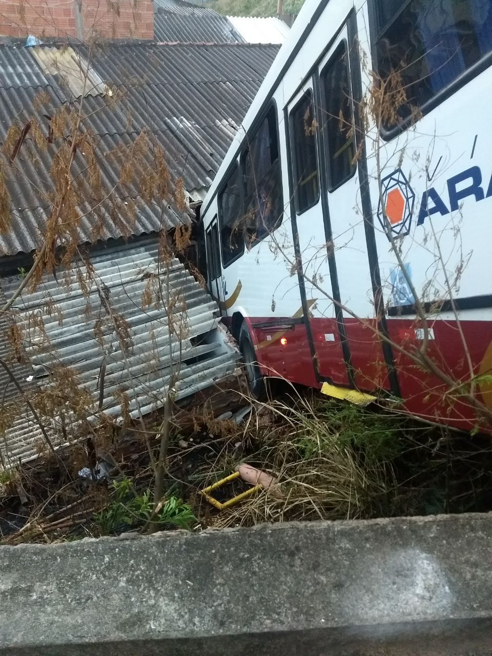 Menor que furtou ônibus em Ribeirão Bonito e caiu sobre casa em São Carlos é apreendido