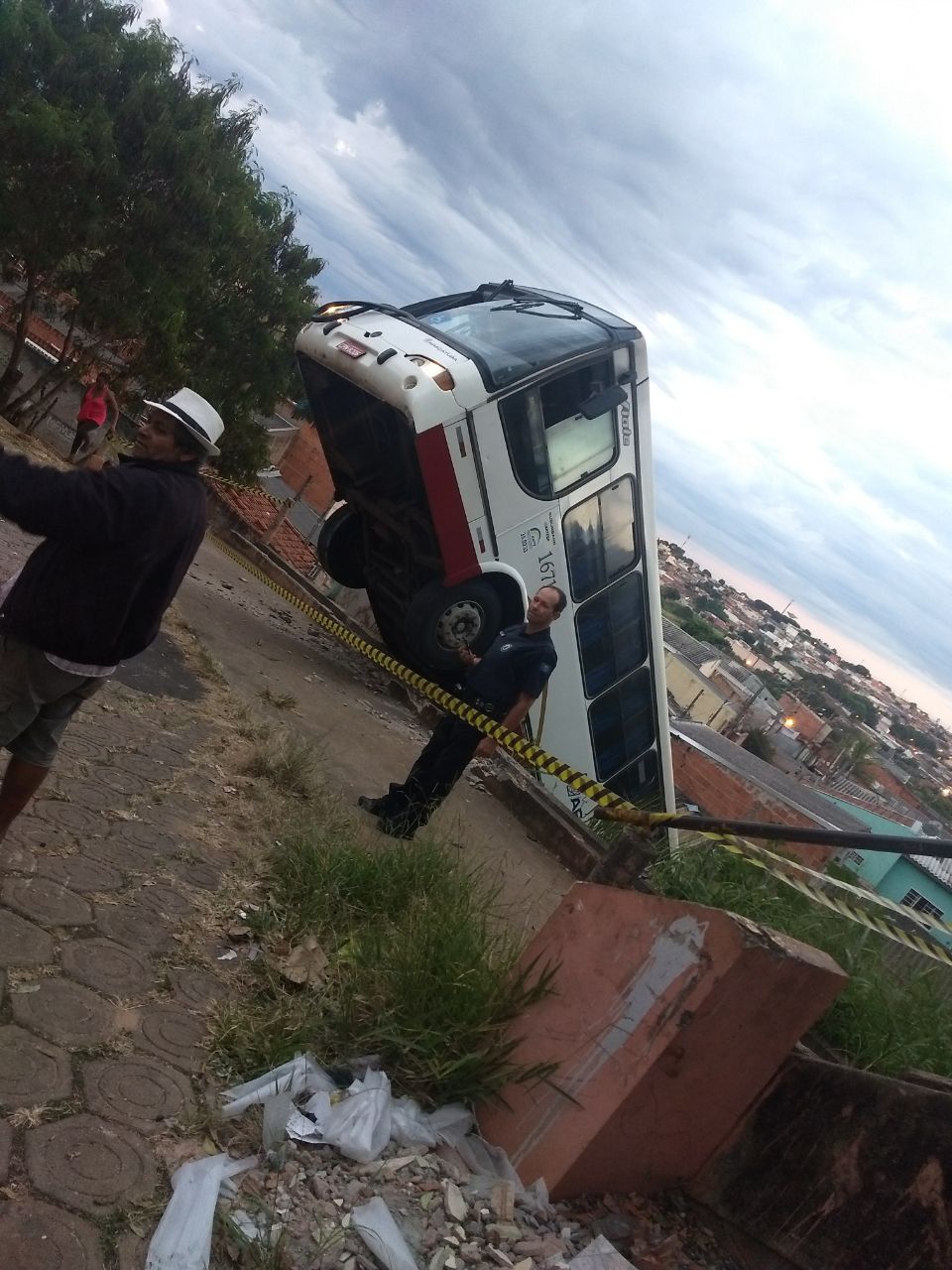 Adolescente furta ônibus em Ribeirão Bonito e cai em cima de casa em São Carlos