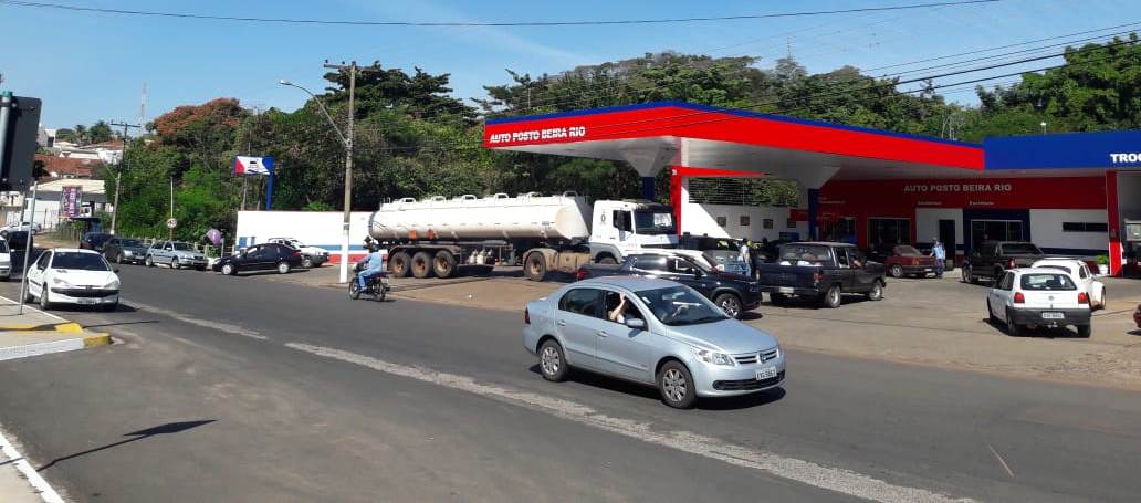 Motoristas enfrentam filas em postos de combustíveis em Ribeirão Bonito