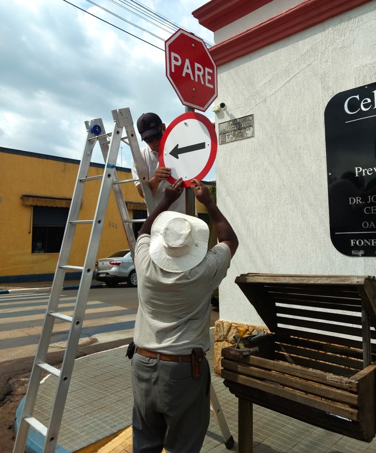 Prefeitura de Dourado inicia a instalação de novas placas de trânsito