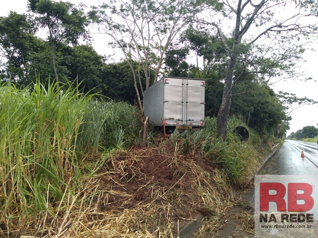 Caminhão perde o controle e sai da pista na SP-215 em Ribeirão Bonito