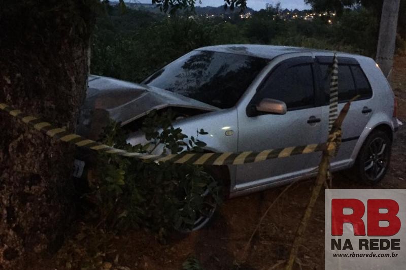 Adolescente é socorrida desacordada depois de carro bater em árvore em Ribeirão Bonito