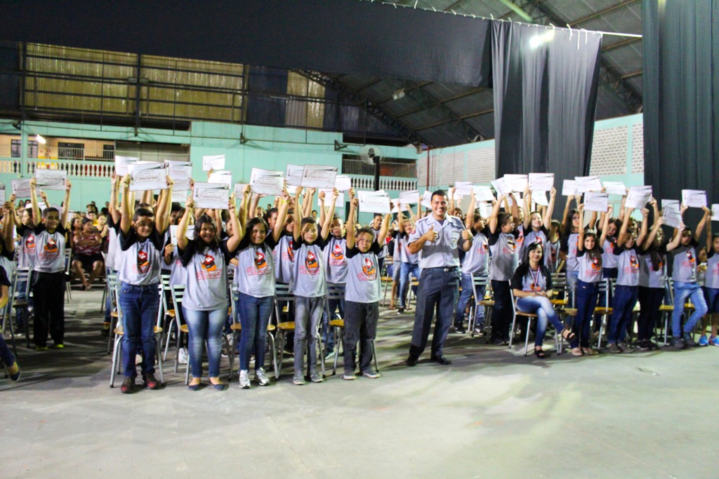 Proerd forma 110 estudantes de escolas municipais de Dourado