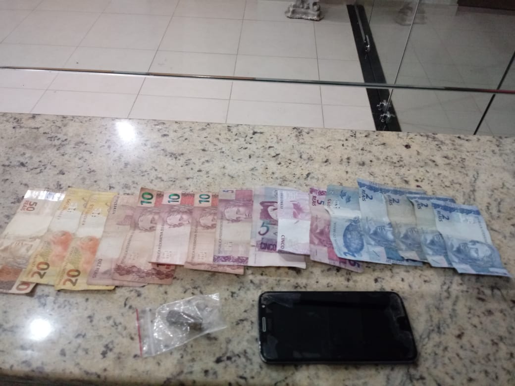 PM localiza porção de maconha e dinheiro com jovem em Ribeirão Bonito