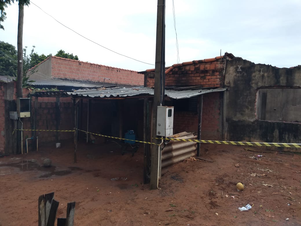 Casa pega fogo no Jardim Heliana em Ribeirão Bonito