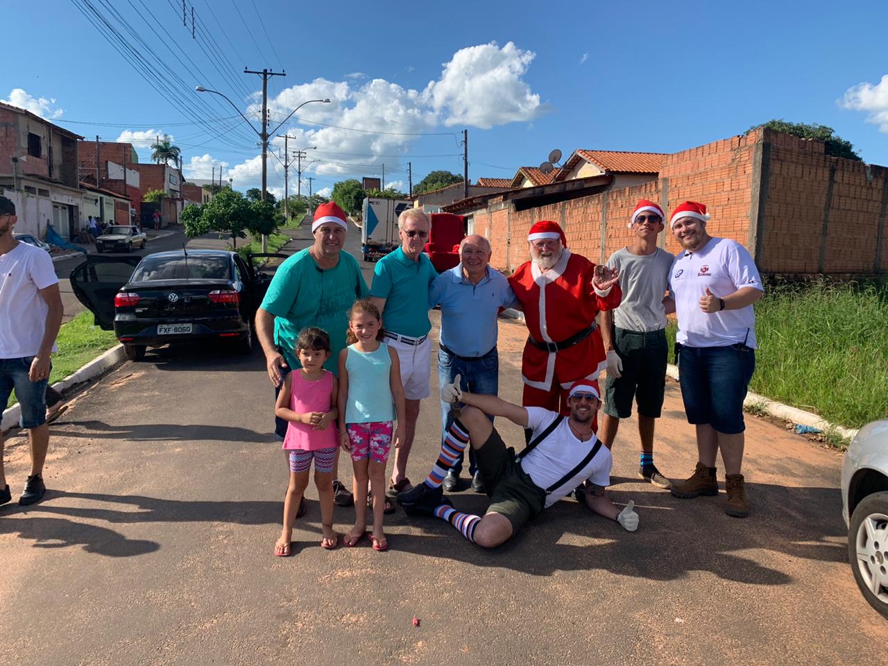 Família Bonani e amigos distribuem balas e doces para crianças carentes de Ribeirão Bonito