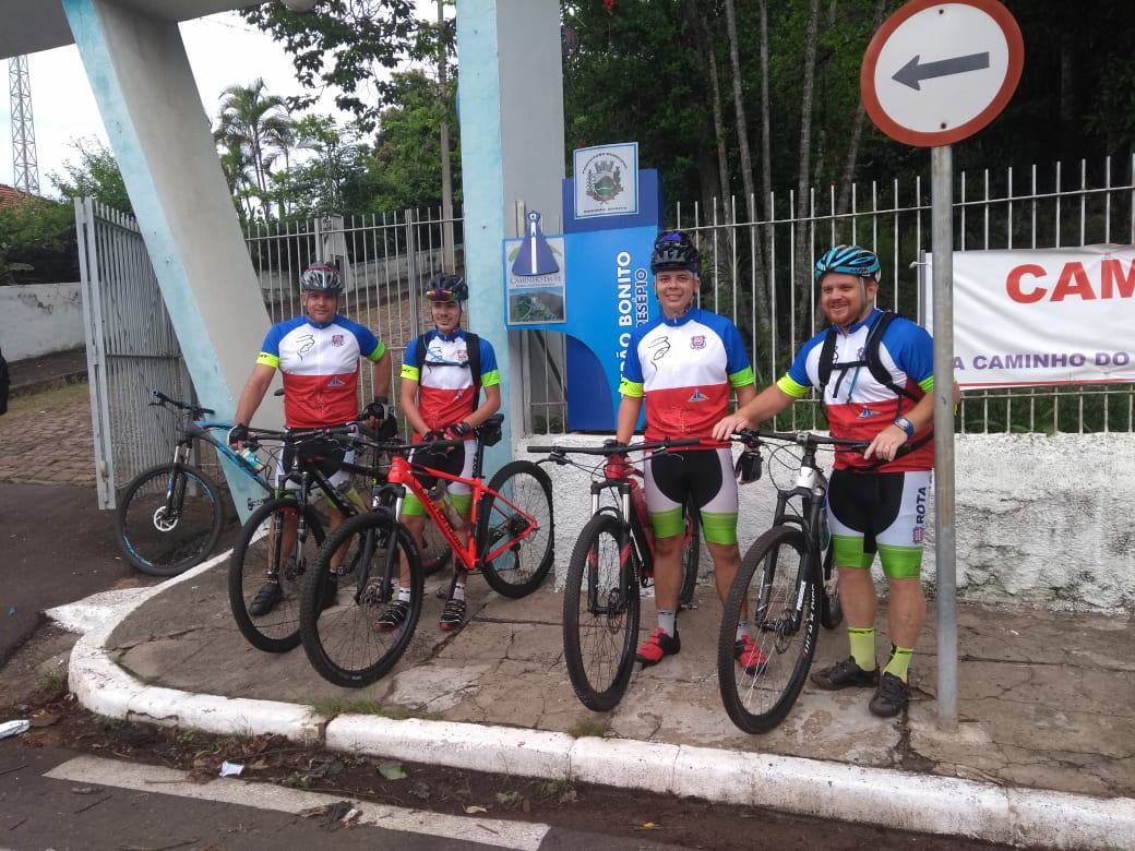 Ciclistas partem de Ribeirão Bonito rumo ao Santuário de Nossa Senhora Aparecida