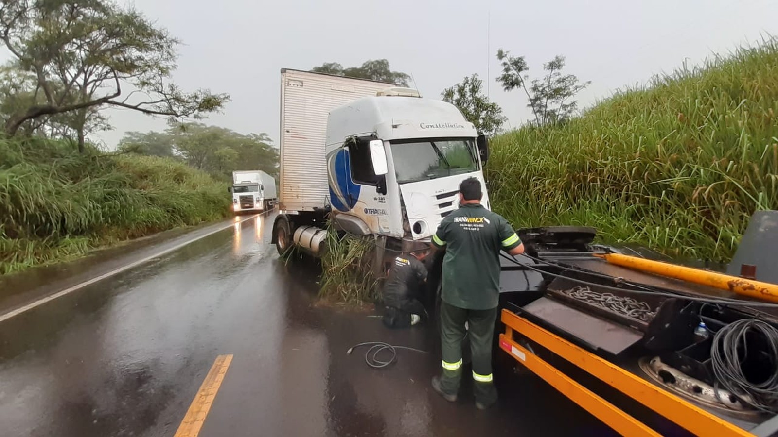 Caminhão derrapa e bloqueia a Rodovia SP-215 por 1 hora em São Carlos