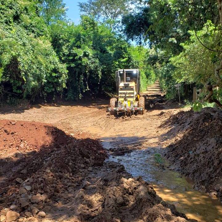 Via rural que liga estrada vicinal de Ribeirão Bonito a SP-255 recebe manutenção